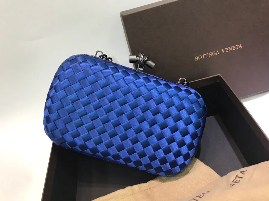 The latest and most popular Knot clutch from the 8651 counter is made of exquisite Japanese silk fabric with snakeskin piping. It looks elegant when worn cross-body or in the hand. It can also be carried by petite girls and can hold 2 iPhone X phones. Size: 20cm*12cm